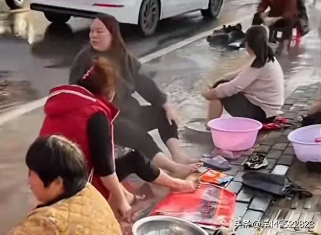 #成都头条#✨河南省郑州路喷泉，市民在路边泡脚洗衣服...